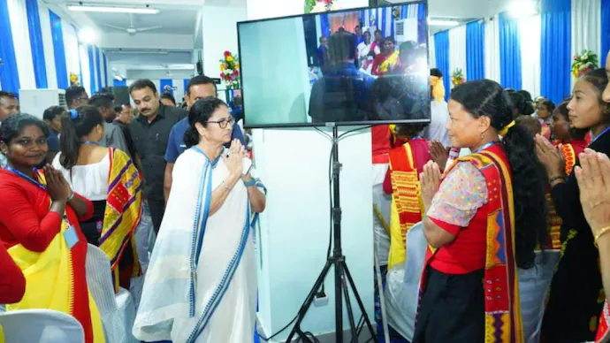 मल नदी में बाढ़ पीड़ितों के परिजनों से मिलीं ममता बनर्जी, सौंपा मुआवजा October 18, 2026