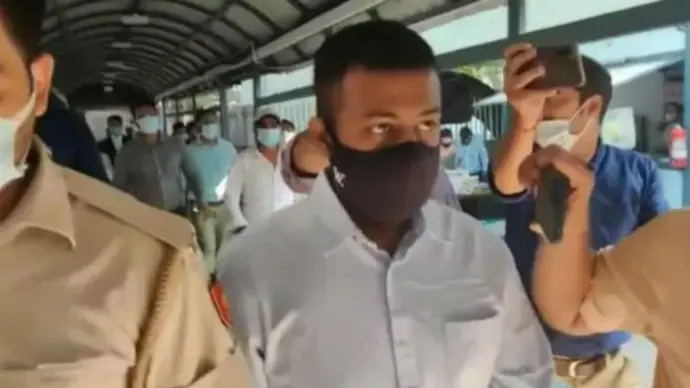 कॉनमैन पर केंद्र सरकार के अधिकारी के रूप में लोगों को धोखा देने का लगाया आरोप October 18, 2026