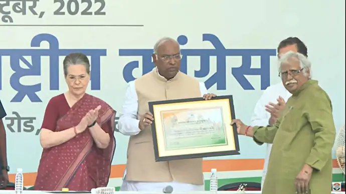 मल्लिकार्जुन खड़गे ने कांग्रेस की कमान संभालते हुए कहा, पार्टी को उठाने की पूरी कोशिश करूंगा October 5, 2026