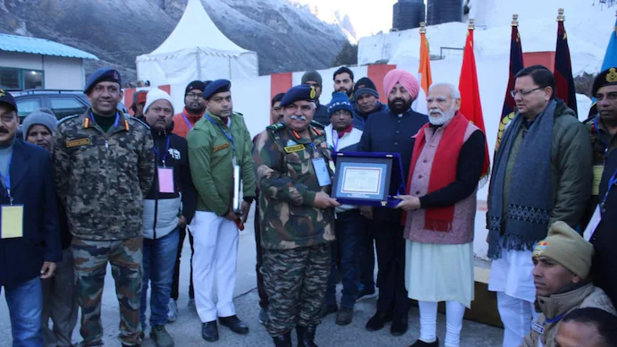 टिन की छत के साथ अस्थायी ढांचे में रुके थे पीएम मोदी, उत्तराखंड में 11,300 फीट की ऊंचाई पर की सड़क कर्मियों के साथ खिचड़ी | October 5, 2026