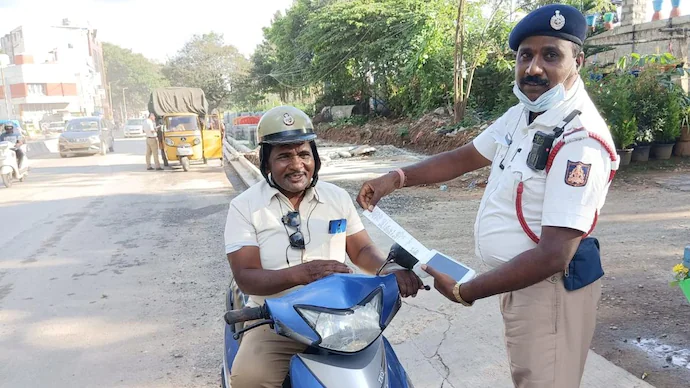 बेंगलुरु ट्रैफिक पुलिस ने आधा हेलमेट के साथ स्कूटर पर यात्रा करने वाले पुलिसकर्मी पर लगाया जुर्माना October 5, 2026