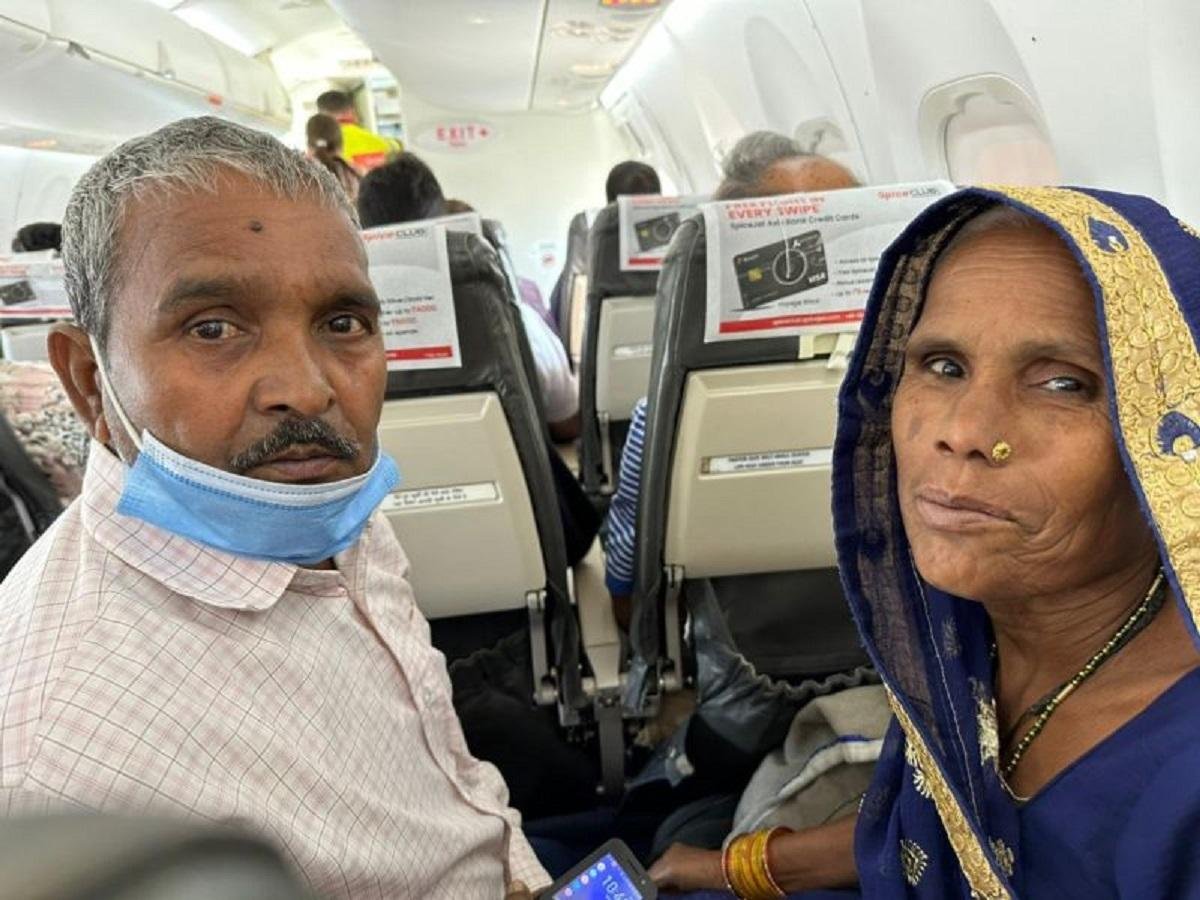 पहली बार फ्लाइट में सवार हुए यूपी के एक बुजुर्ग दंपति के लिए खाना खरीदता शख्स... 64 पहली बार फ्लाइट में सवार हुए यूपी के एक बुजुर्ग दंपति के लिए खाना खरीदता शख्स... October 6, 2026