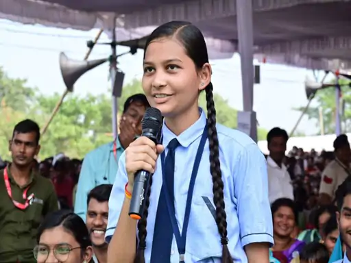 जब CM से फर्राटेदार अंग्रेजी में बात करने लगी छात्रा... October 6, 2026