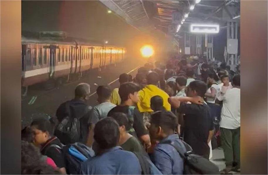 ट्रेन के 9 घंटे की देरी से स्टेशन पहुंचने पर यात्रियों ने जश्न मनाया.. October 6, 2026