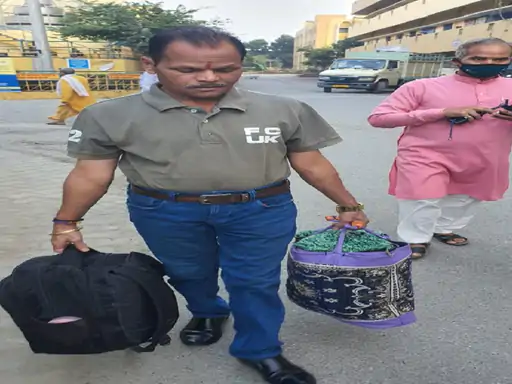 तंत्र-मंत्र करते हरिद्वार के शांतिकुंज आश्रम में मिला; खुद को ACB अधिकारी बताकर करता था वसूली.. 70 तंत्र-मंत्र करते हरिद्वार के शांतिकुंज आश्रम में मिला; खुद को ACB अधिकारी बताकर करता था वसूली.. October 6, 2026