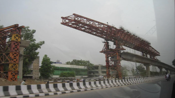 आगरा मेट्रो परियोजना में इस्तेमाल लोहे की मशीन का हिस्सा गिरने से घायल.. October 6, 2026
