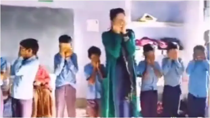 बिहार की महिला अपने छात्रों को सुपर मजेदार तरीके से पढ़ाती है और आपको इसे देखने की जरूरत है... October 6, 2026