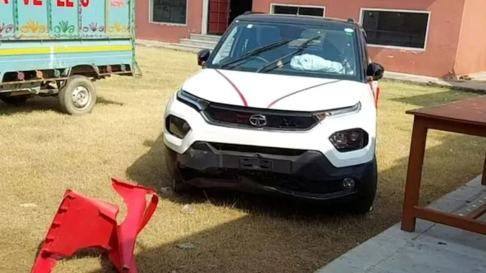 यूपी के इटावा में शादी समारोह के दौरान दूल्हे ने मौसी को दहेज में गिफ्ट की गई कार से कुचला.. October 6, 2026