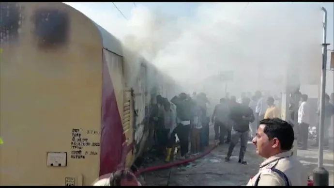 महाराष्ट्र के नासिक के पास शालीमार एक्सप्रेस ट्रेन में लगी आग, दमकलकर्मी मौके पर October 6, 2026