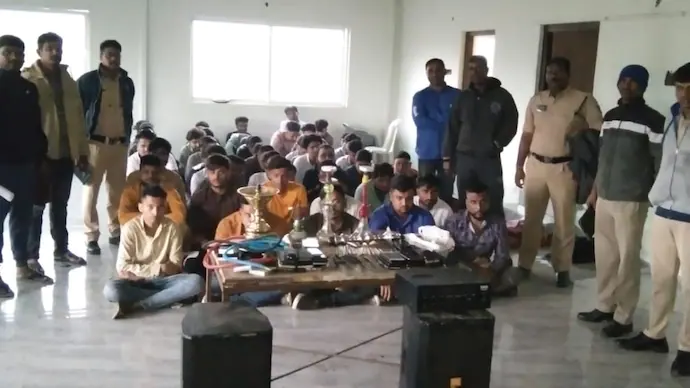 तेलंगाना के शमशाबाद में मुजरा पार्टी में छापेमारी के दौरान 4 अपराधी समेत 52 गिरफ्तार... October 6, 2026