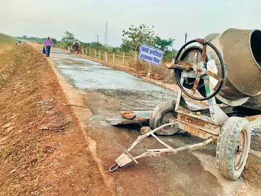 25 साल से इंतजार,इस सड़क से रोजाना 10 गांव के ग्रामीण सहित दो ब्लॉक के लोग करते हैं आना-जाना...  October 6, 2026