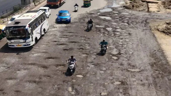 गड्ढों को लेकर जनता की नाराजगी के बाद बेंगलुरु नगर निकाय ने 'रैपिड रोड्स' तकनीक पेश की... October 6, 2026