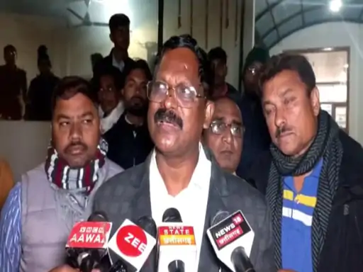 एल्युमिना रिफाइनरी फैक्ट्री का विरोध कर रहे लोगों के बीच से सिक्योरिटी ने भगत को निकाला October 6, 2026