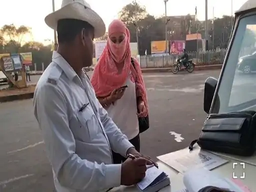 हेलमेट नहीं लगाने वालों से उठवाया कचरा ,घंटों तक सड़क पर सफाई करते दिखे लोग... October 6, 2026
