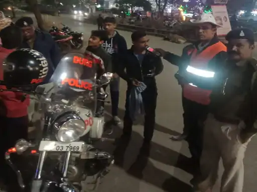 नए साल पर जश्न को लेकर पुलिस की सख्ती,25 जगहों में 200 जवान किए गए तैनात.. 79 नए साल पर जश्न को लेकर पुलिस की सख्ती,25 जगहों में 200 जवान किए गए तैनात.. October 6, 2026