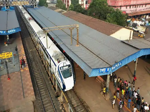 वंदे भारत ट्रेन के स्वागत में गाए अरपा पैरी के धार, अधिकारी बैठकर खाते रहे काजू-बादाम.. October 6, 2026