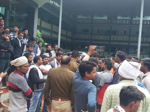 खरगोन जिले में स्कूल बस पलटी, 5 बच्चे घायल,30 बच्चों को स्कूल ले जाते समय हादसा, अभिभावकों ने स्कूल घेरा... October 6, 2026