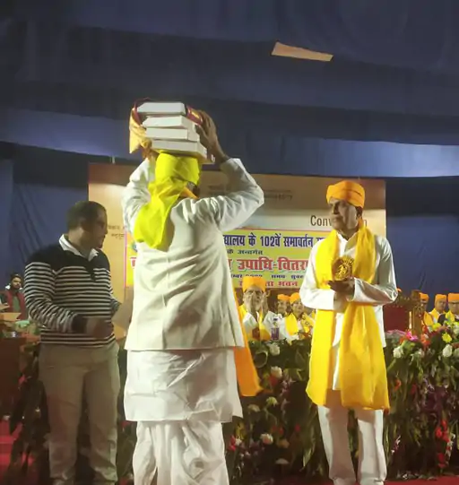 85 साल के बुजुर्ग ने घुटनों के बल ली डी.लिट... October 6, 2026
