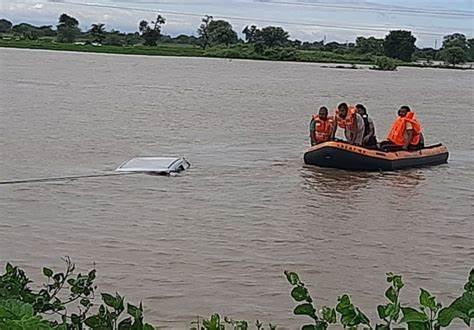 लखनऊ में गोमती नदी में कार गिरी, 4 डूबे,लड़कों ने रस्सी फेंक कर 2 को बचाया... October 6, 2026