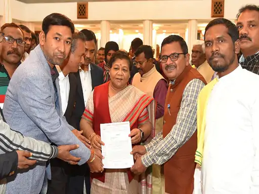 'हिंदू-ईसाई' करा रहे धर्मांतरण',आदिवासी समाज ने राजभवन में कहा-बिगड़ रहा माहौल... 73 'हिंदू-ईसाई' करा रहे धर्मांतरण',आदिवासी समाज ने राजभवन में कहा-बिगड़ रहा माहौल... October 6, 2026