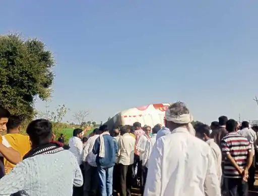 खंडवा में यात्री बस पलटी, एक की मौत, बाइक सवार दंपती को बचाने के चक्कर में हुआ हादसा.. October 6, 2026