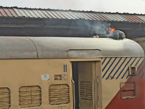 ट्रेन की छत पर जिंदा जला युवक ,बंदर यात्री की चप्पल लेकर बोगी पर चढ़ा.. 64 ट्रेन की छत पर जिंदा जला युवक ,बंदर यात्री की चप्पल लेकर बोगी पर चढ़ा.. October 6, 2026