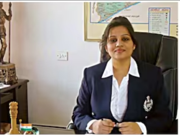 महिला IAS की 'प्राइवेट तस्वीरों' पर बवाल, सीएम को किया था गिरफ्तार, अब 1 करोड़ का केस.. 54 महिला IAS की 'प्राइवेट तस्वीरों' पर बवाल, सीएम को किया था गिरफ्तार, अब 1 करोड़ का केस.. October 3, 2026