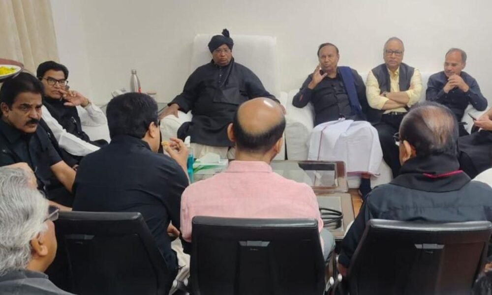 राहुल की सांसदी जाने पर संग्राम, संसद में विपक्ष का 'ब्लैक ड्रेस प्रोटेस्ट', सोनिया ने भी दिया साथ... October 6, 2026