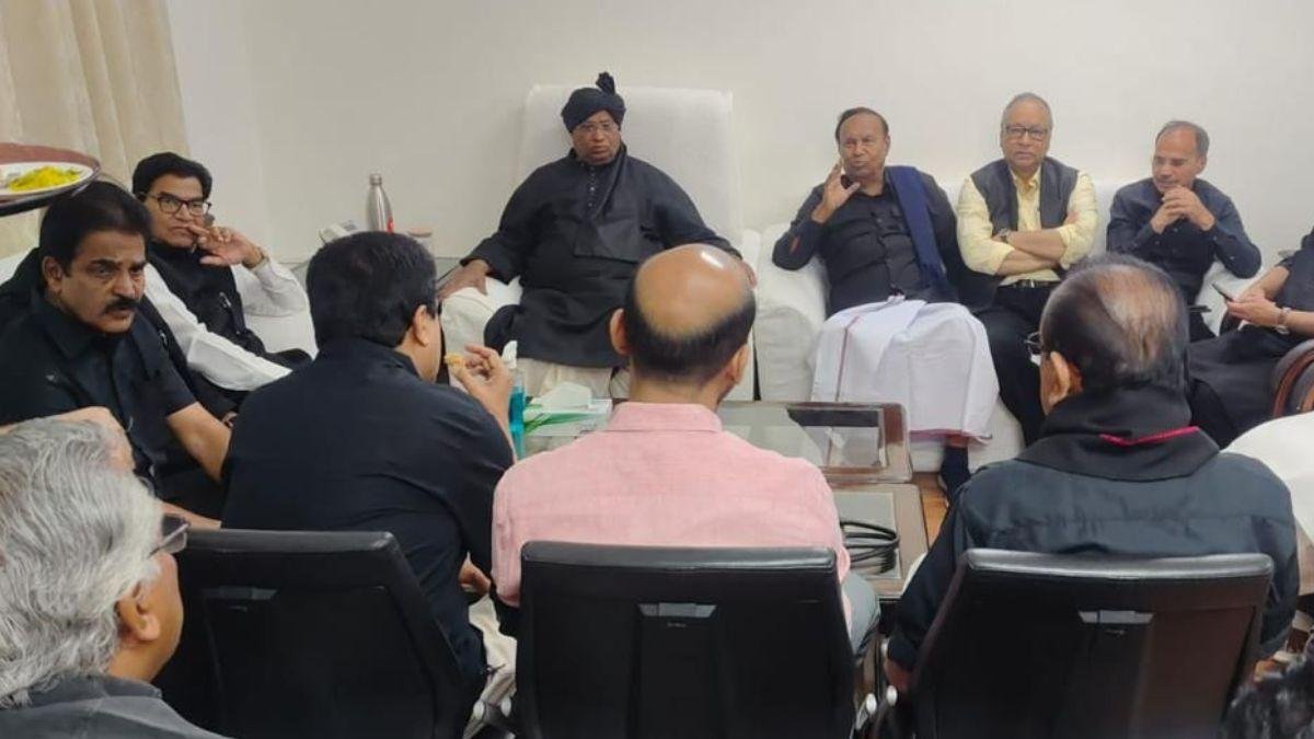 राहुल की सांसदी जाने पर संग्राम, संसद में विपक्ष का 'ब्लैक ड्रेस प्रोटेस्ट', सोनिया ने भी दिया साथ... October 6, 2026