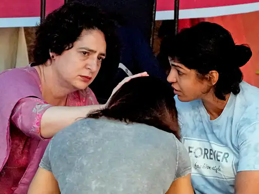 प्रियंका रेसलर्स से मिलीं, भावुक हुईं तो गले लगाया.. October 6, 2026