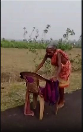 पेंशन के लिए कड़ी धूप में कई किलोमीटर चलीं बुजुर्ग,टूटी कुर्सी का सहारा लिया.. October 6, 2026