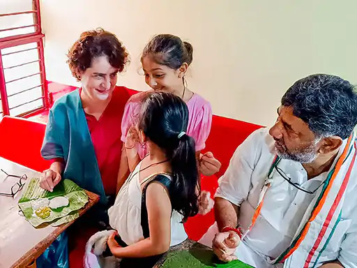 कर्नाटक में प्रियंका ने डोसा बनाया,रैली में बोलीं- इंदिरा को संसद से निकाला था, वो वापस आईं.. October 6, 2026