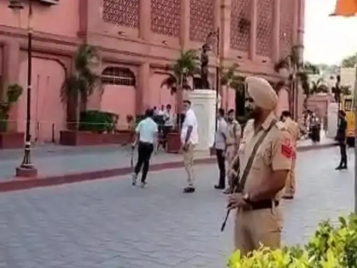 स्वर्ण मंदिर के पास 2 दिन में दूसरा धमाका,पुलिस बोली- क्रूड बम था.. 40 स्वर्ण मंदिर के पास 2 दिन में दूसरा धमाका,पुलिस बोली- क्रूड बम था.. October 6, 2026