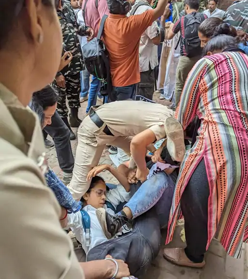 रेसलर्स के समर्थन में स्टूडेंट्स,DU में पुलिस ने छात्राओं को घसीटा, कपड़े फटे.. October 6, 2026