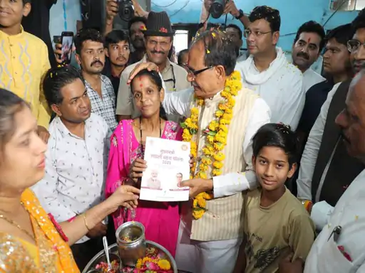 सीएम ने गाया एक हजारों में मेरी बहना है,घर जाकर लाडली बहना के स्वीकृति पत्र बांटे, गलियों में किया स्वागत.. October 6, 2026