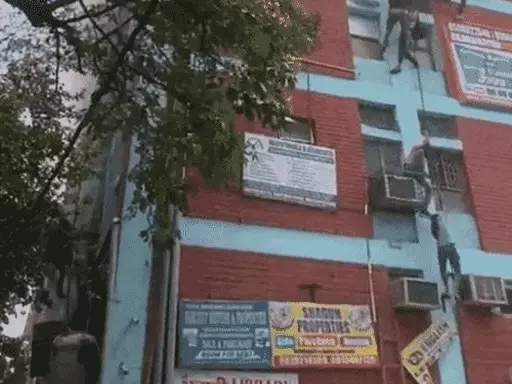 दिल्ली के मुखर्जी नगर की कोचिंग में आग,तीसरी मंजिल से तारों के सहारे नीचे उतरे स्टूडेंट्स.. October 6, 2026