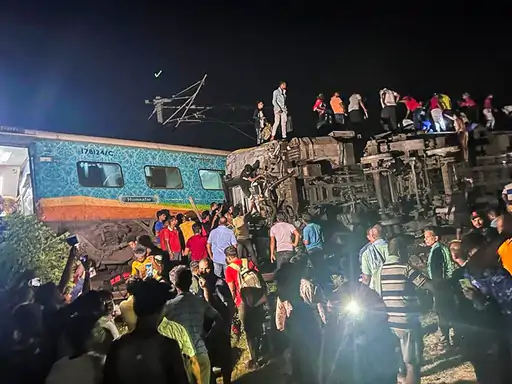 ओडिशा में तीन ट्रेन टकराईं, अब तक 261 की मौत,बेपटरी कोरोमंडल एक्सप्रेस से दुरंतो टकराई.. October 6, 2026