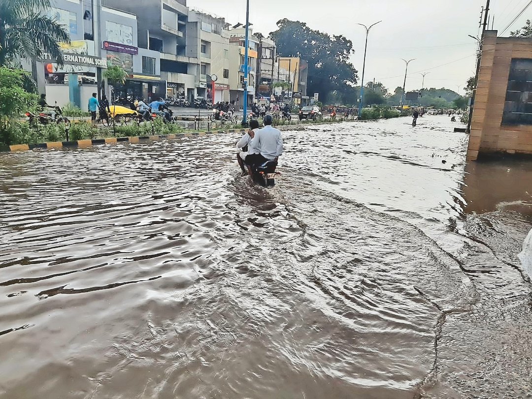 नरसिंहपुर में 8.58 इंच बारिश, रेलवे-पुल की मिट्‌टी में कटाव..​​ October 17, 2026