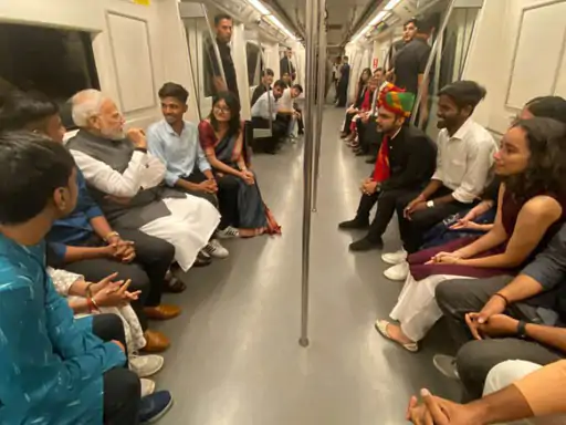 मोदी ने DU जाने के लिए मेट्रो से यात्रा की,टोकन लेकर प्लेटफॉर्म पहुंचे.. October 6, 2026