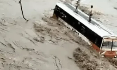 यूपी में 40 यात्रियों से भरी बस नदी में फंसी.. October 6, 2026