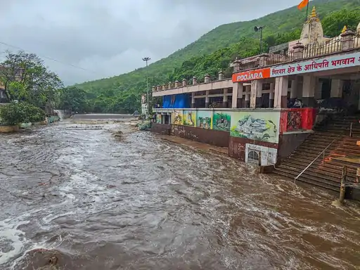 गुजरात के गांधीधाम स्टेशन में पानी भरा,तीन राज्यों में पिछले एक हफ्ते में 35.. October 6, 2026