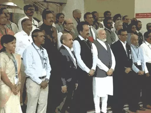 मोदी चंद्रयान-3 के वैज्ञानिकों से मिलकर भावुक हुए,कहा- आपके दर्शन करना चाहता था; चांद पर लैंडर जहां उतरा, वह 'शिवशक्ति पॉइंट' कहलाएगा.. October 6, 2026
