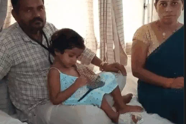 चार वर्षीय बेटी का हाथ उखड़ने पर मां-बाप का दर्द,बाइक पर आगे बैठी थी.. October 6, 2026