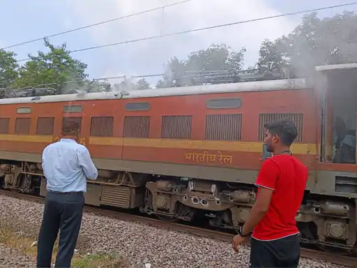 ग्वालियर में उदयपुर-खजुराहो एक्सप्रेस के इंजन में आग लगी.. October 6, 2026