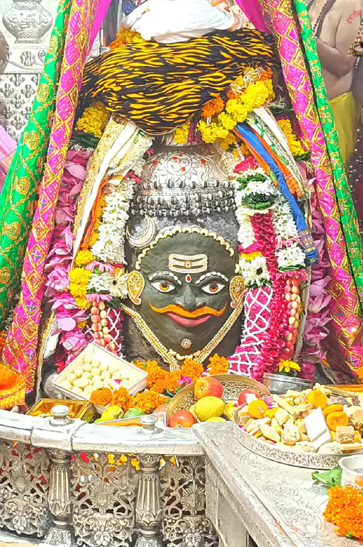 सावन का पांचवां सोमवार, 40 मिनट में दर्शन का दावा,महाकाल के दर्शन के लिए रात 12 बजे से भक्त लाइन में लगे.. October 17, 2026