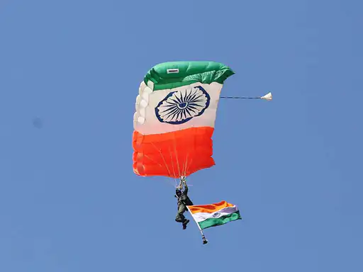 जम्मू में पहली बार हुआ भारतीय वायुसेना का एयर शो,आकाशगंगा स्काई डाइवर्स ने पैराशूट से तिरंगा बनाया.. October 6, 2026