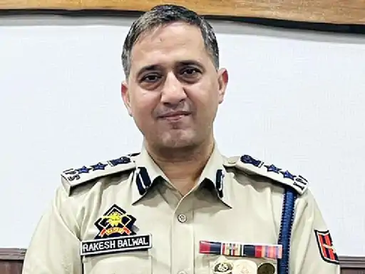 मणिपुर CM के घर पर हमले की कोशिश,पुलिस ने प्रदर्शनकारियों को 500 मीटर पहले रोका.. 40 मणिपुर CM के घर पर हमले की कोशिश,पुलिस ने प्रदर्शनकारियों को 500 मीटर पहले रोका.. October 6, 2026