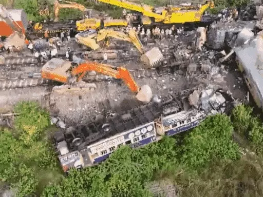 आंध्रप्रदेश में दो ट्रेनें टकराईं, अब तक 13 की मौत,50 घायल, ड्राइवर ने सिग्नल तोड़कर दूसरी ट्रेन को टक्कर मारी.. October 6, 2026