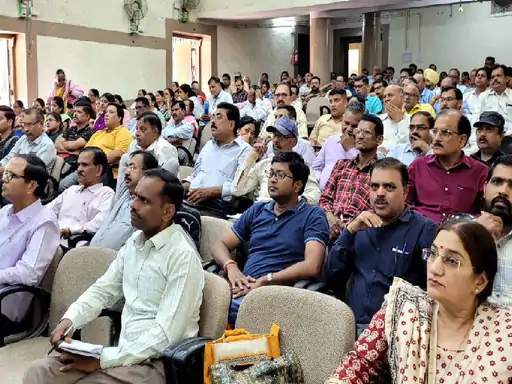 बैंककर्मी ले रहे चुनावी ट्रेनिंग, ब्रांच में कोई नहीं,भोपाल में बैंकों के 2 हजार कर्मचारियों की चुनाव में ड्यूटी लगी.. October 6, 2026
