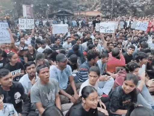 IIT-BHU में गन पॉइंट पर छात्रा के कपड़े उतरवाए ,3 युवकों ने रात डेढ़ बजे अश्लीलता की; हजारों छात्रों का प्रोटेस्ट, कैंपस बंद, इंटरनेट ठप October 6, 2026
